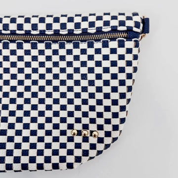 Bum bag trenzada checkers azul en navy con blanco