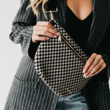 Bum bag trenzada checkers negro con gris